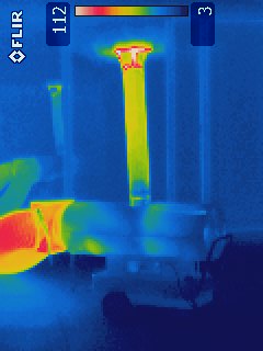 Image en thermographique d'un canon à chaleur sur chariot à gaz avec sa cheminée