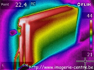 Thermographie d'un radiateur de chauffage central à eau chaude