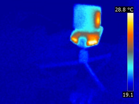 Thermographie d'une caméra de vision thermique avec ses LED infrarouges actives.