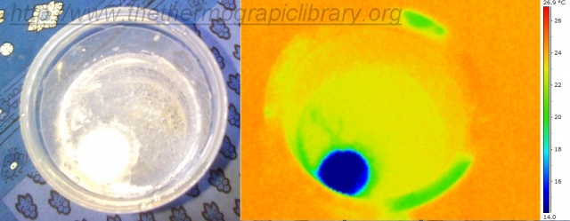 Imagerie thermique de comprimé effervescent dans un gobelet d'eau