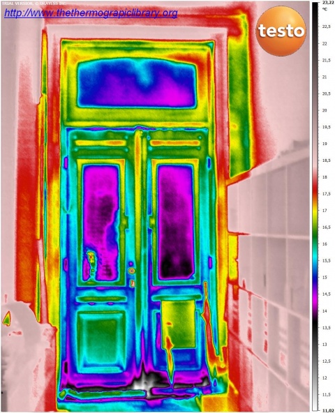 Thermografie van de deur in een huis