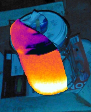 Fusion dans l'image de la thermographie d'une réaction chimique exothermique par un rénovateur zinc à deux composants