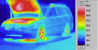 thermographie d'une voiture ayant roulé et capot ouvert