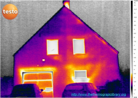imagerie thermique infrarouge d'une façade avant de maison