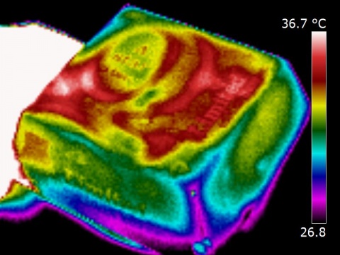 Thermographie infrarouge d'une boîte de hamburger chaud