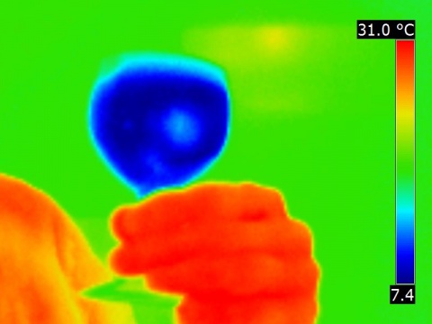 Thermographie infrarouge d'un verre à vin empli de jus d'orange froid