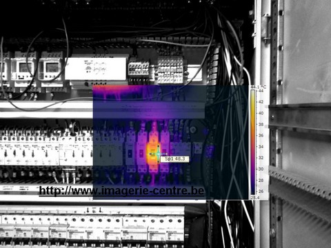 Imagerie thermique d'un disjoncteur suspect dans un tableau électrique
