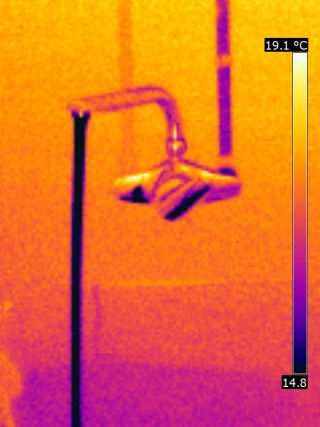 Thermographie infrarouge d'un robinet d'eau courante en train de couler