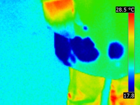 Vision thermique d'une main désinfectée et ayant souillé une blouse