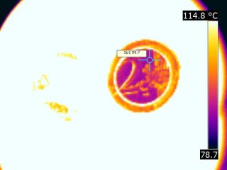 Pièces de deux euros chauffées et vue en thermographie, émissivité corrigée sur la pièce la plus brillante