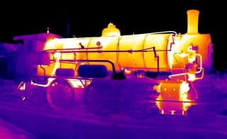 Thermographie d'une locomotive à vapeur avec une thermacamera KT-384, don de la société Sonel S.A.