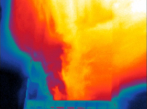 Image thermographique d'une écoulement d'eau chaude dans une rigole