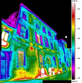 Vue en thermographie de la façade du palais Manzoni, Forli, Italie
