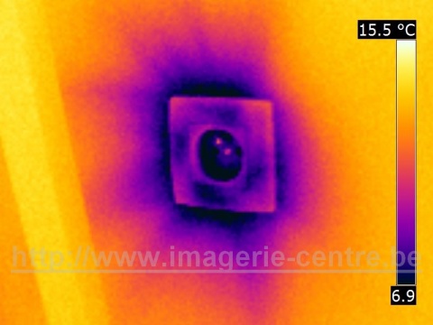 Thermographie de courants d'air au travers d'une prise de courant